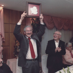Don Uxío na entrega do titulo de Socio de Honra da Polifónica