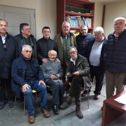 Foto de Don Uxío con antigos alumnos