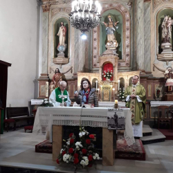 Manos Unidas: Entrega a D. Uxío, pola Delegada Diocesana, do galardón con motivo de levar máis de 20 anos como voluntario