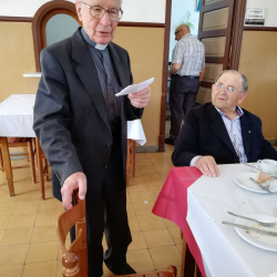 Don Uxío cantando os seus versos nunha xuntanza de cregos en Mondoñedo